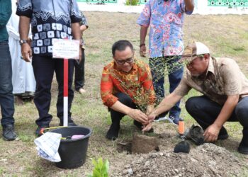 Menpan-RB Lengkapi Kunjungan Dengan Tanam Pohon Berkah