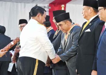 Muzani dan Dasco Terima Penghargaan Dharma Pertahanan Utama dari Menhan Prabowo