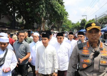 Gibran Hadir di Haul Habib Solo, Jemaah Antusias Menyapa sambil Berfoto
