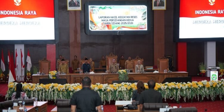 45 Anggota Legislatif Serahkan Hasil Reses kepada Wagub.